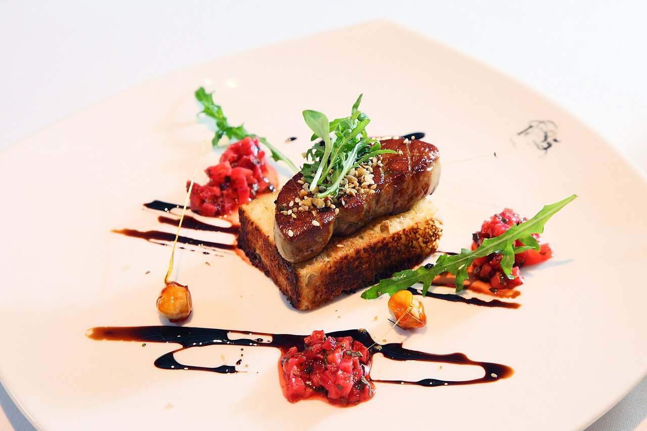Pracownik restauracji serwujący danie gościom